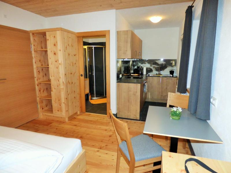 Apartment with Shower 1 image 2