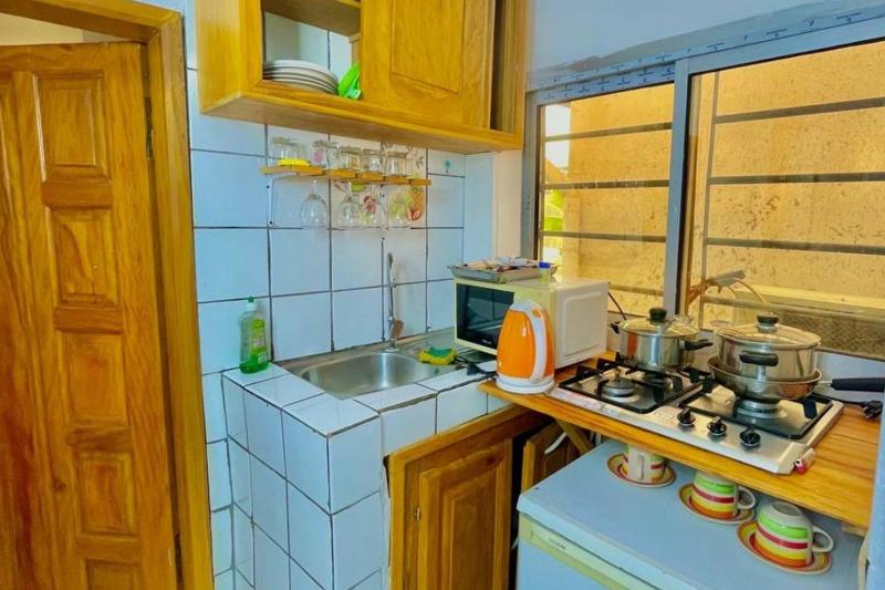 1Bed Studio Sleeps 2 - Wifi Parking - image 6