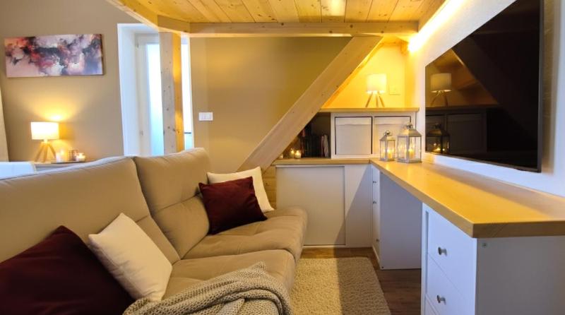 Attic Apartment Air Conditioning Fast WiFi - image 28