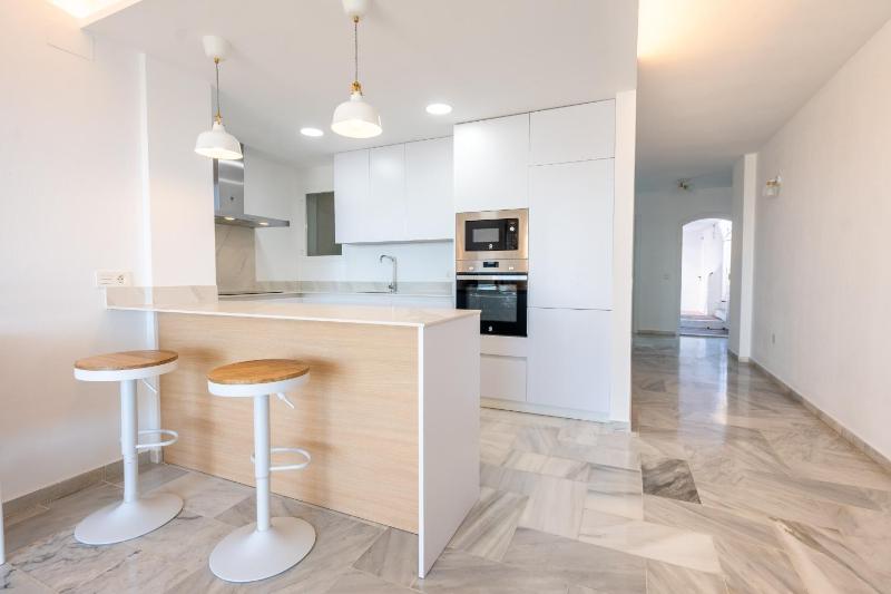 Apartment Sleeps 4 with Sea Views - image 9