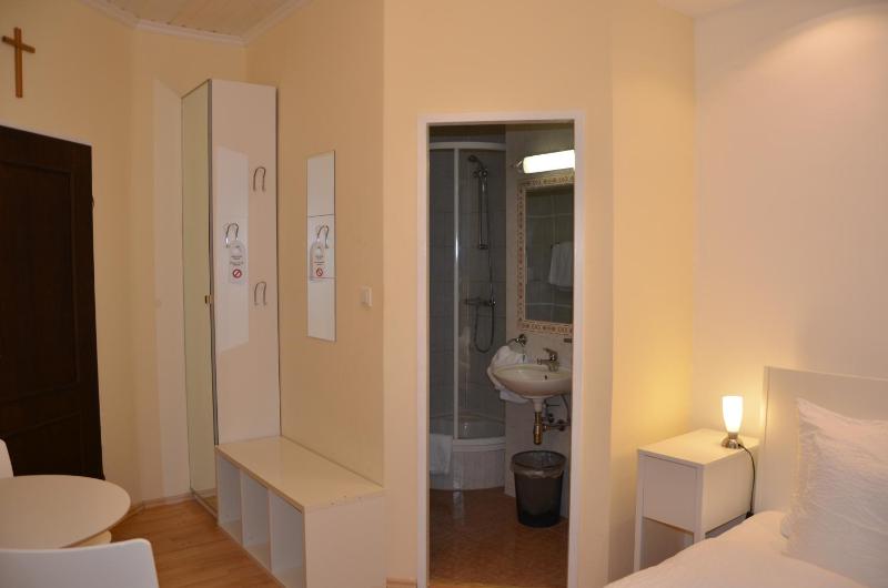 Queen Room image 3