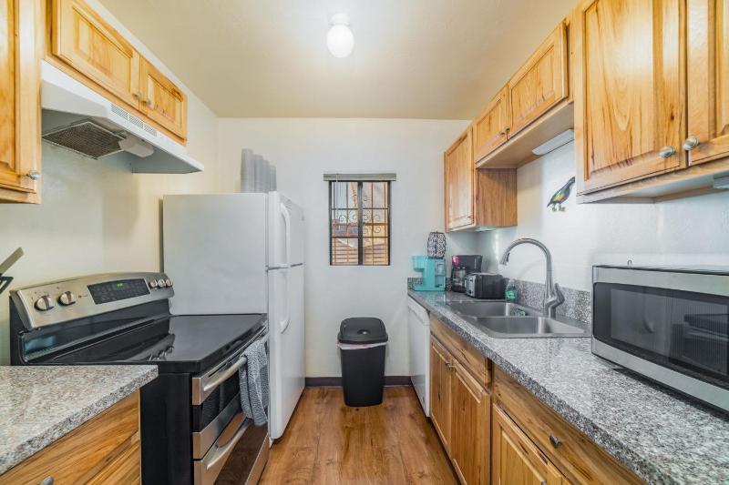 Mins from the UofA & Downtown 4BR 2BA Entire Home - image 12