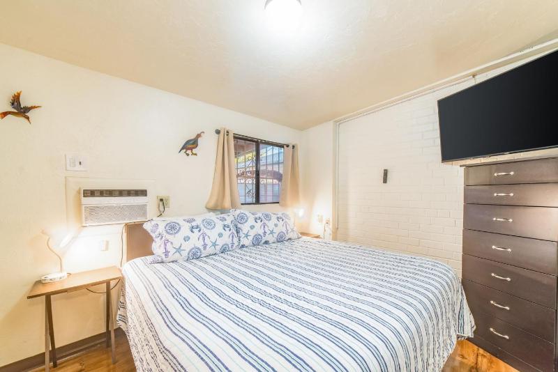 Mins from the UofA & Downtown 4BR 2BA Entire Home - image 16