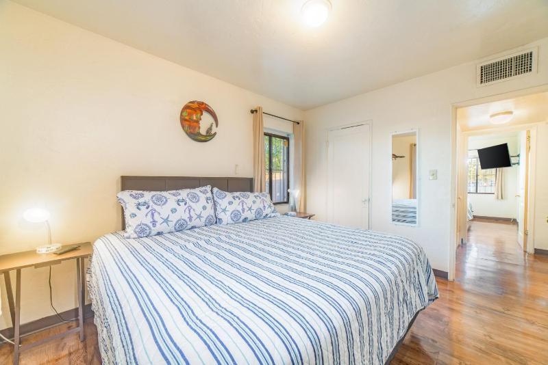 Mins from the UofA & Downtown 4BR 2BA Entire Home - image 25