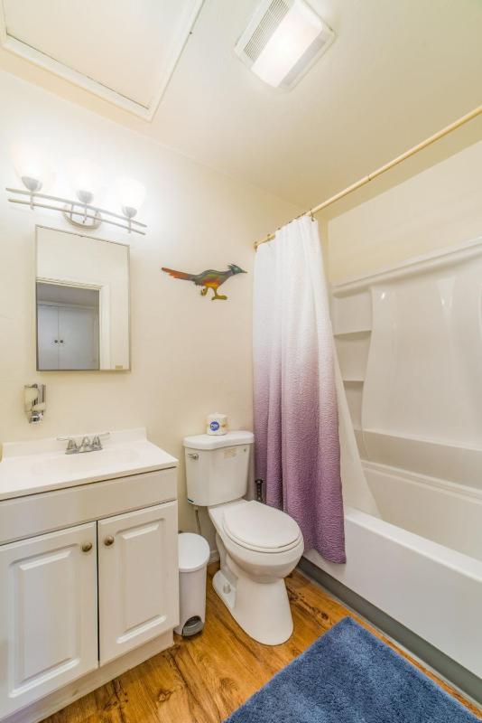 Mins from the UofA & Downtown 4BR 2BA Entire Home - image 11
