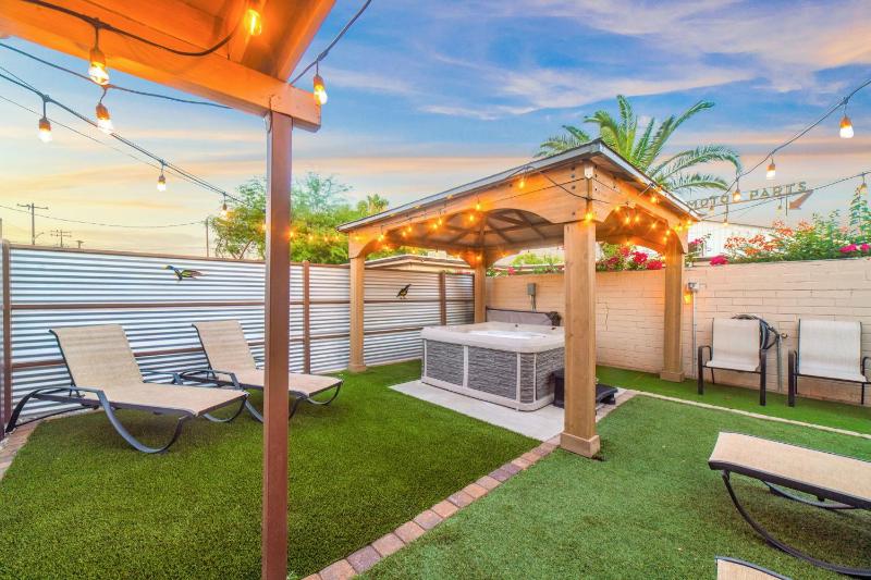Mins from the UofA & Downtown 4BR 2BA Entire Home - image 3