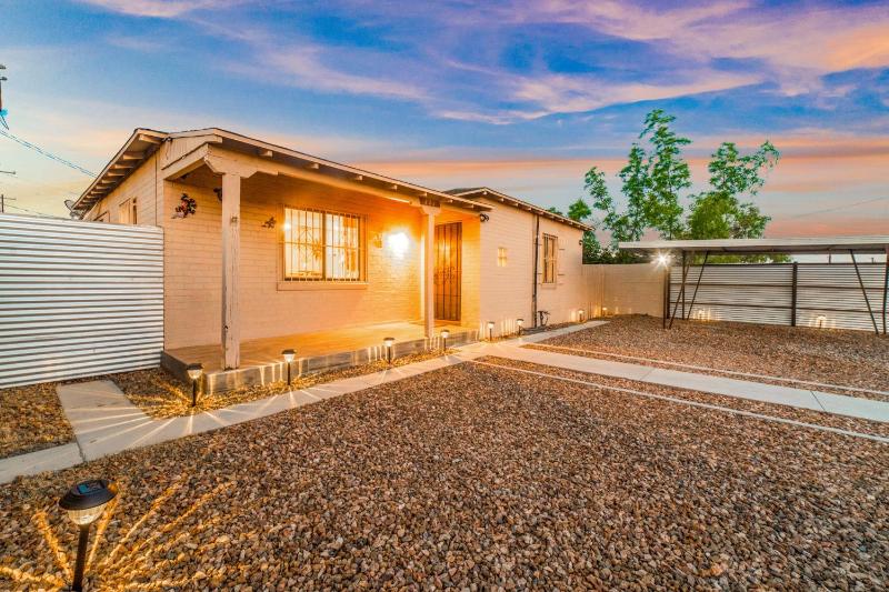 Mins from the UofA & Downtown 4BR 2BA Entire Home - image 7