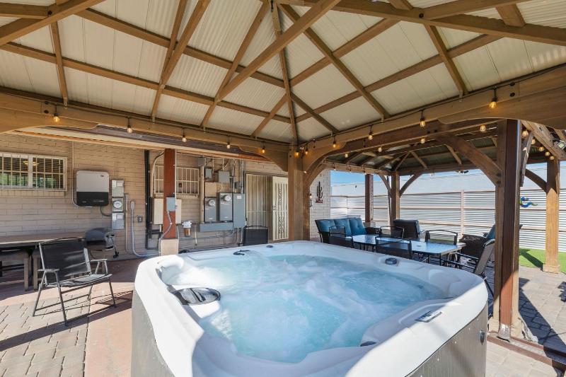 3BR 2BA Jacuzzi Putting Green Close to Airport - image 10
