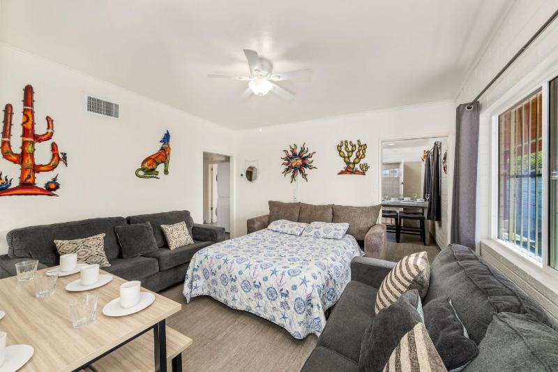 3BR 2BA Jacuzzi Putting Green Close to Airport - image 31