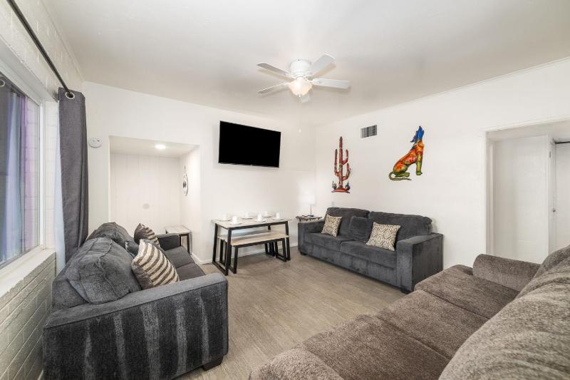 3BR 2BA Jacuzzi Putting Green Close to Airport - image 22