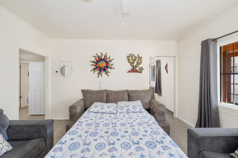 3BR 2BA Jacuzzi Putting Green Close to Airport - image 44