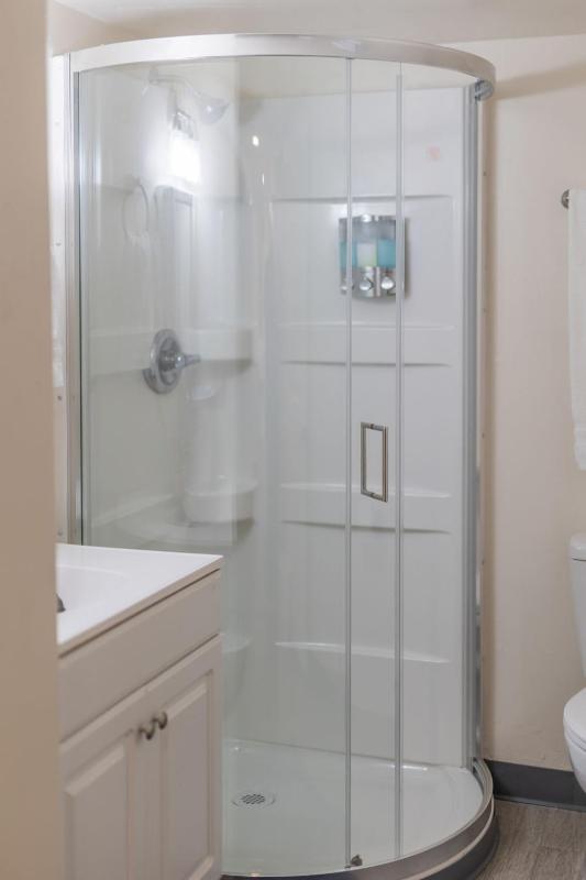3BR 2BA Jacuzzi Putting Green Close to Airport - image 7