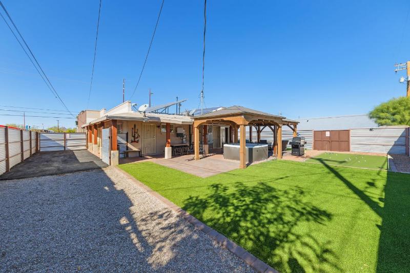 3BR 2BA Jacuzzi Putting Green Close to Airport - image 15