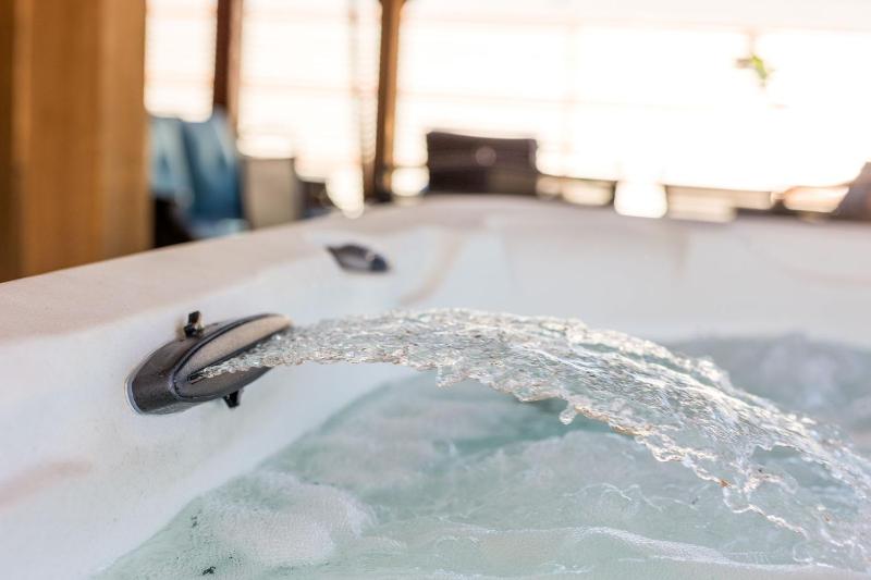 3BR 2BA Jacuzzi Putting Green Close to Airport - image 20