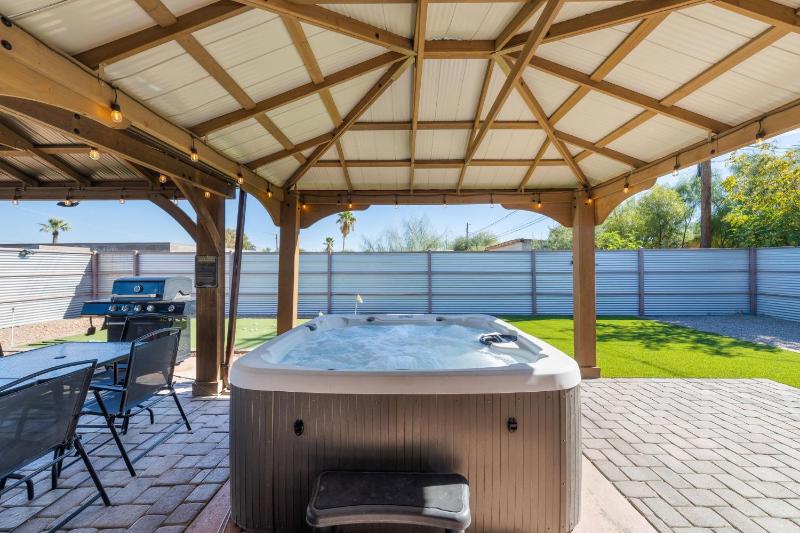 3BR 2BA Jacuzzi Putting Green Close to Airport - image 18