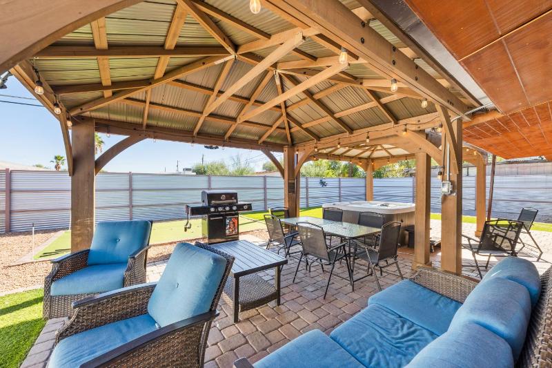 3BR 2BA Jacuzzi Putting Green Close to Airport - image 21