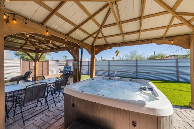 3BR 2BA Jacuzzi Putting Green Close to Airport - image 41