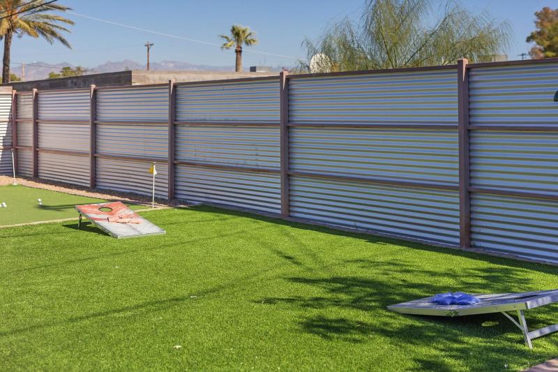 3BR 2BA Jacuzzi Putting Green Close to Airport - image 37