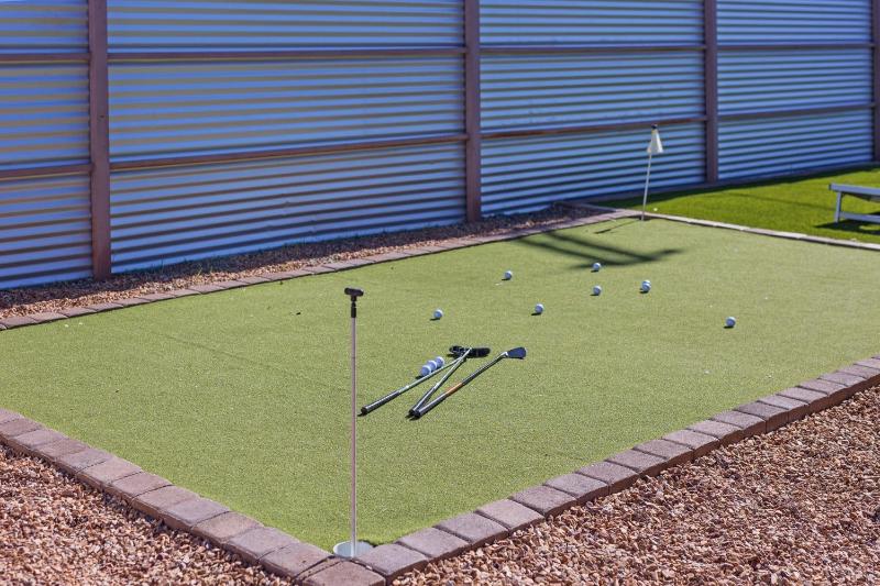 3BR 2BA Jacuzzi Putting Green Close to Airport - image 47