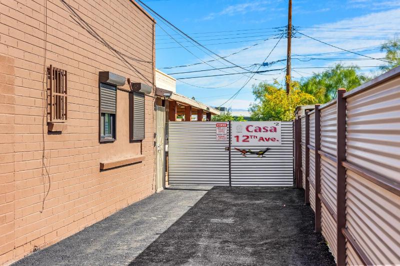 3BR 2BA Jacuzzi Putting Green Close to Airport - image 6