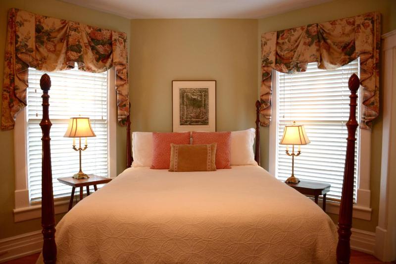Queen Room image 4