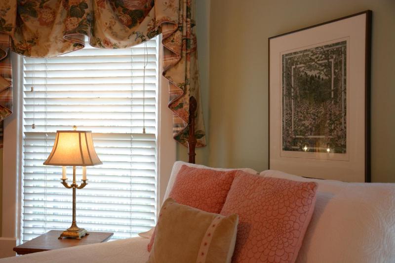 Queen Room image 3