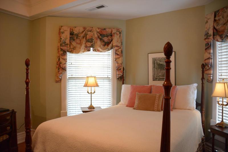 Queen Room image 2