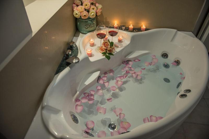 Suite with Hot Tub image 2