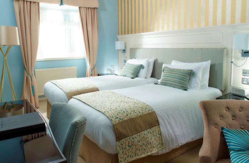 Standard Twin Room image 4