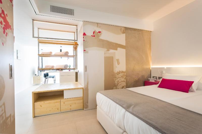 Junior Suite with Side Sea View image 3