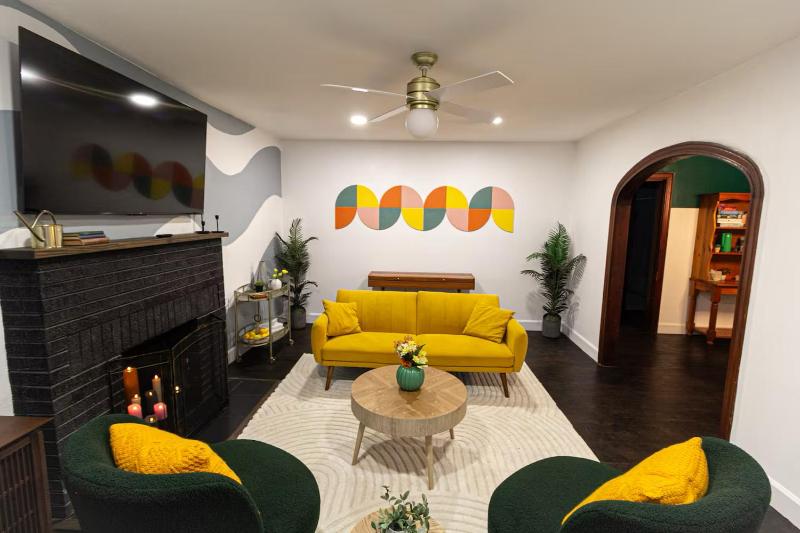 Private home with Hot Tub & Mini Golf & Fun Vibes near downtown Houston - image 3