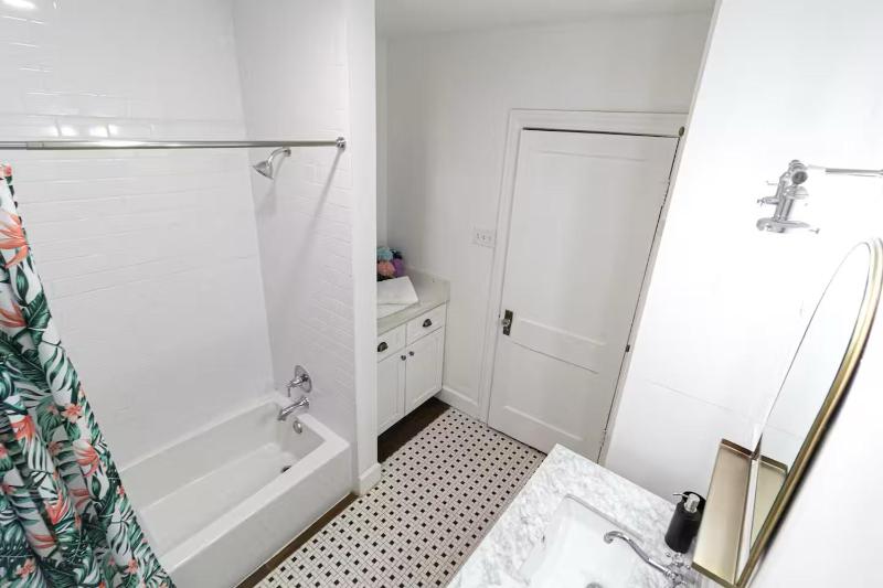 Private home with Hot Tub & Mini Golf & Fun Vibes near downtown Houston - image 7