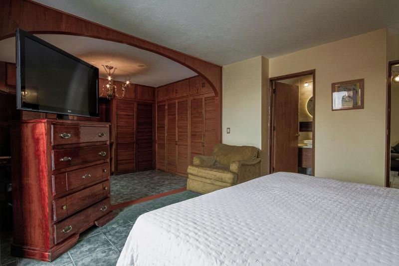 Spacious and Central Apartment in Guadalajara 3 Bedrooms - image 9