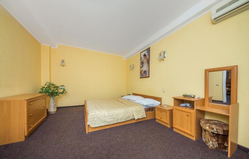 Deluxe Double Room with Extra Bed image 3