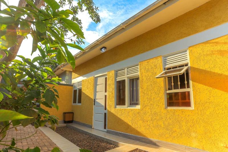 Cozy 1BR Stay Near Bahai Temple - WIFI AC SMART TV - image 8