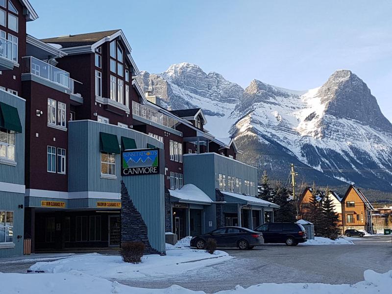 Sunset Resorts Canmore and Spa - image 21
