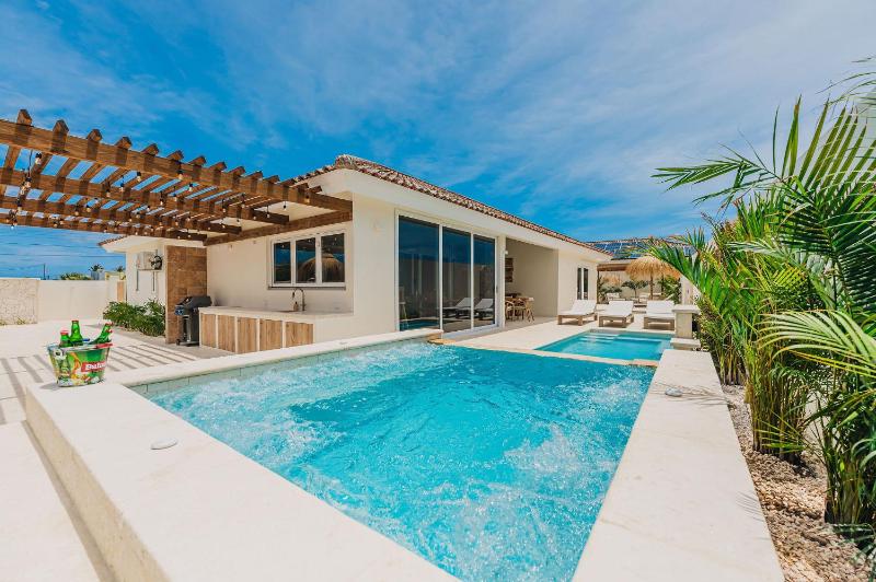 Villa Amandari 2 min to Palm Beach Billiard Hot Tub 8 sleeps - image 11