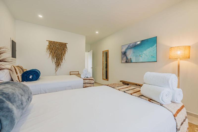 Villa Amandari 2 min to Palm Beach Billiard Hot Tub 8 sleeps - image 2