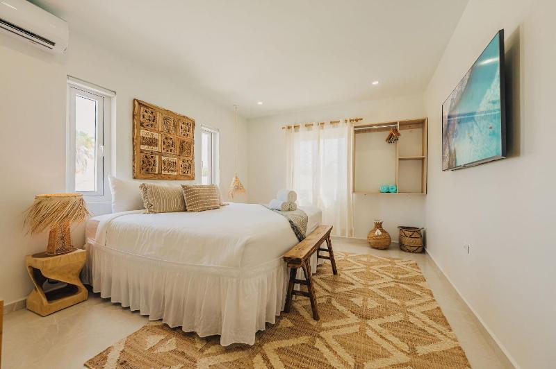 Villa Amandari 2 min to Palm Beach Billiard Hot Tub 8 sleeps - image 9