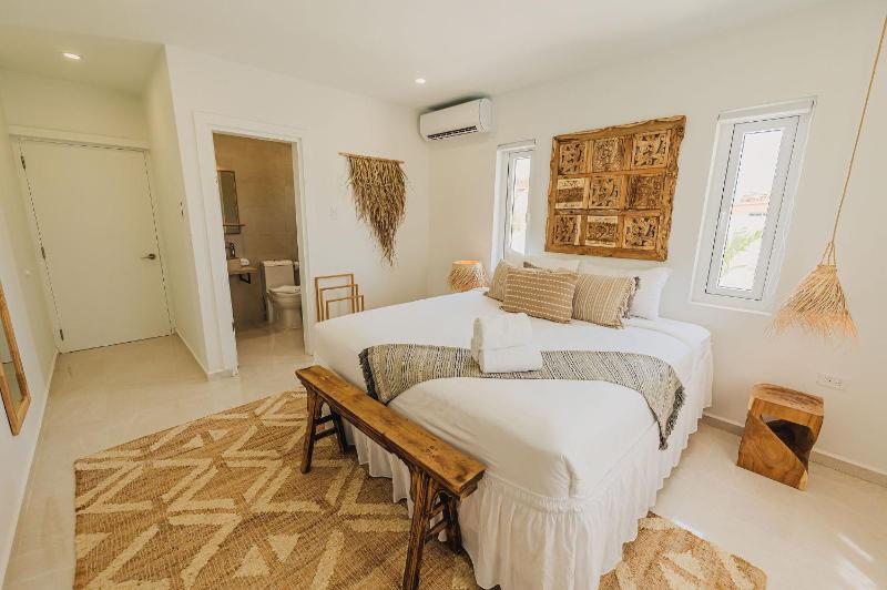 Villa Amandari 2 min to Palm Beach Billiard Hot Tub 8 sleeps - image 12