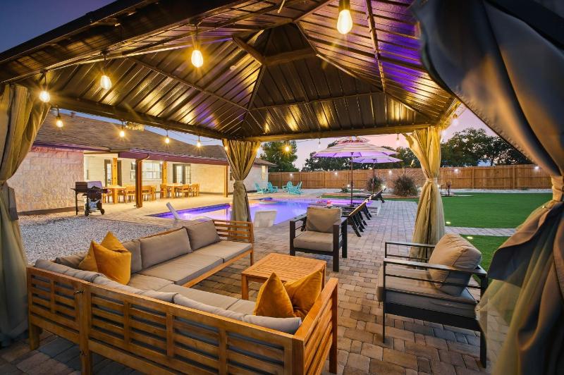 PrivatePoolPickleballGolfSleeps205Min2Main - image 32