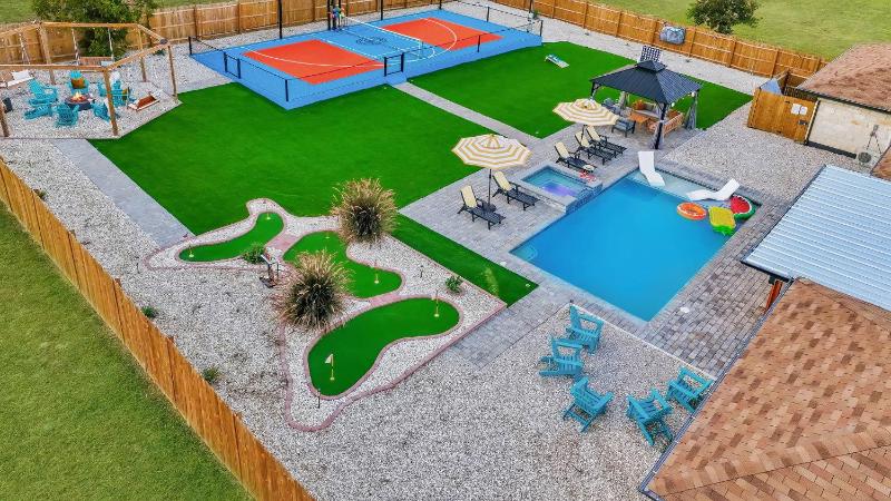 PrivatePoolPickleballGolfSleeps205Min2Main - image 1