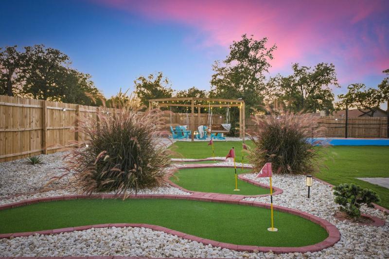 PrivatePoolPickleballGolfSleeps205Min2Main - image 39