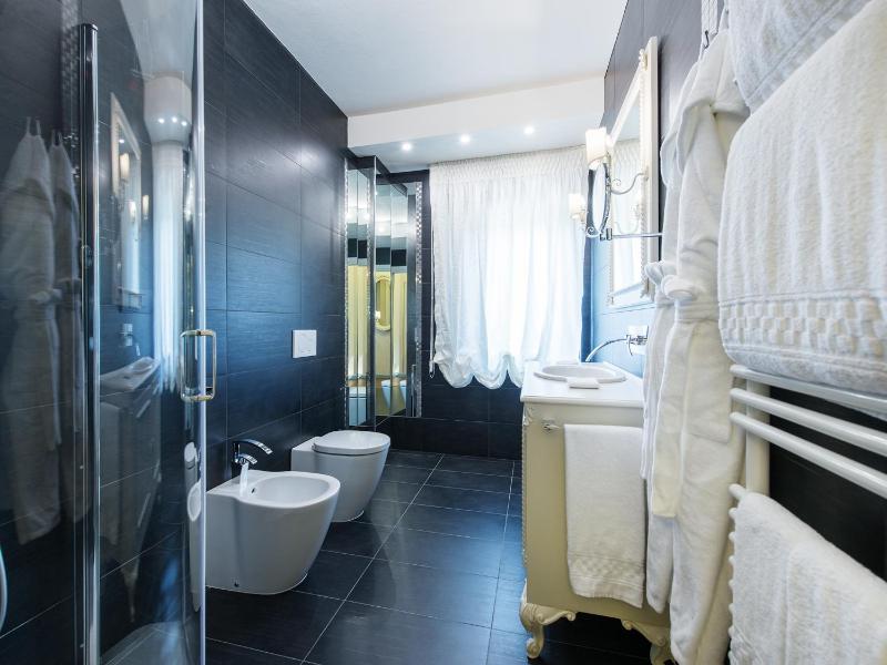 Classic Double Room image 2