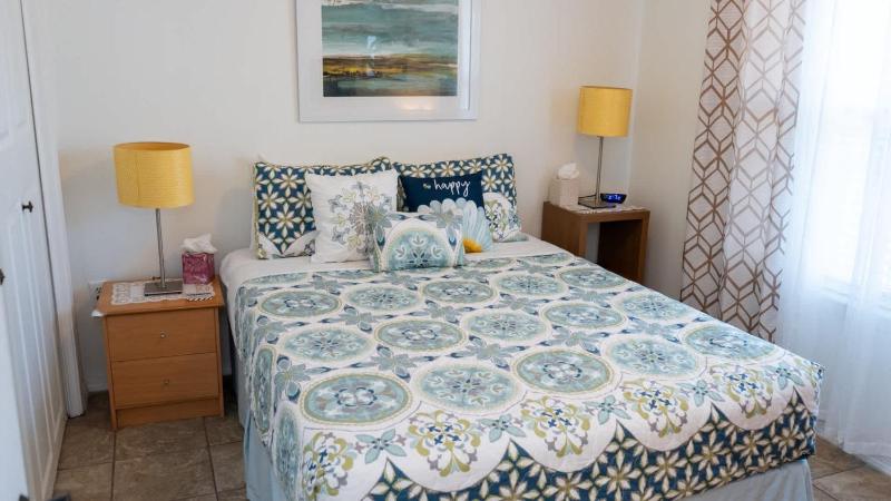Cozy Family Retreat Steps to Beach Pool Hot apts - image 10