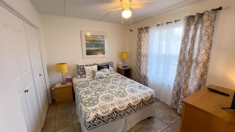 Cozy Family Retreat Steps to Beach Pool Hot apts - image 28