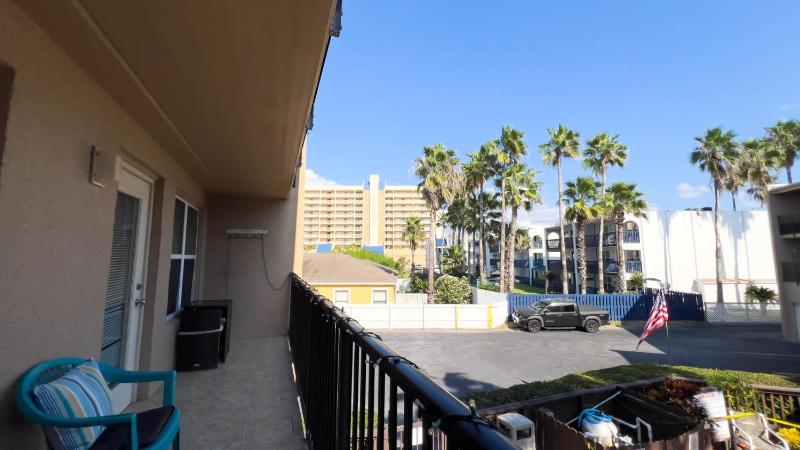 Cozy Family Retreat Steps to Beach Pool Hot apts - image 27
