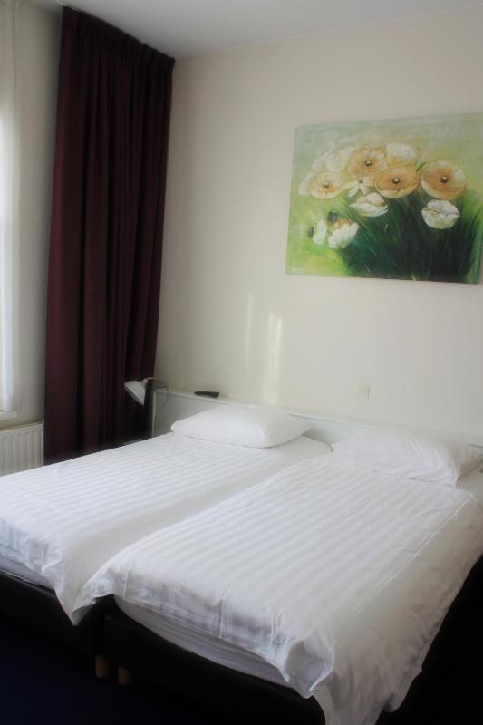 Standard Double Room image 4