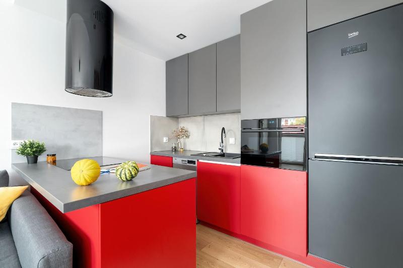 Red and Grey Apartment for 8 People in Poznań with Parking by Noclegi Renters - image 3