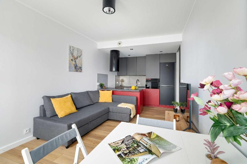 Red and Grey Apartment for 8 People in Poznań with Parking by Noclegi Renters - image 2